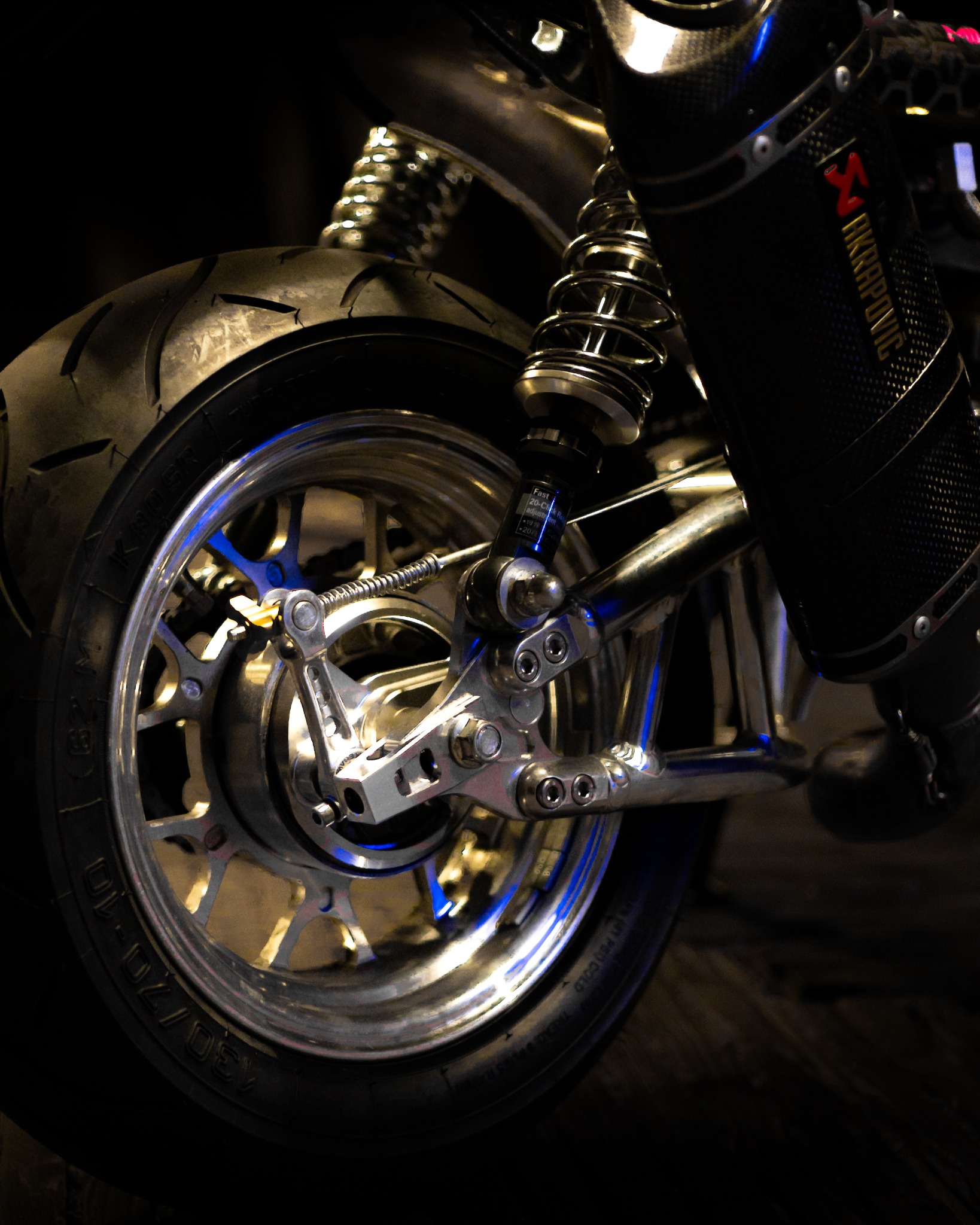 Hinterrad und Schwinge eines individuell umgebauten Minibikes